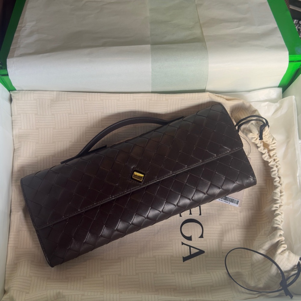 Bottega Veneta Andiamo Clutch in Fondant